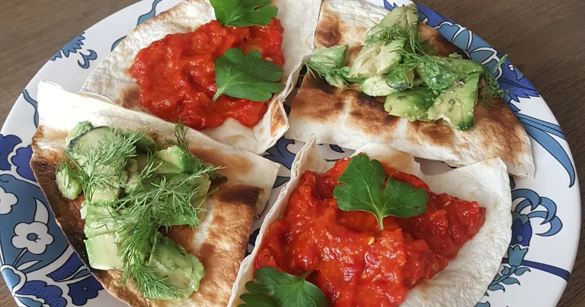 постные завтраки великий пост. несладкий завтрак. яичница скрэмбл с помидорами. постные блюда на каждый день. завтрак постный быстрый и вкусный.