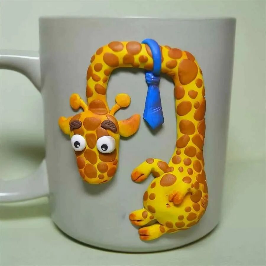 Кружка из полимерной глины. Кружки с полимерной глиной. Кружка с декором из полимерной глины. Кружки с лепкой из полимерной глины. Лепка на кружке из полимерной глины.