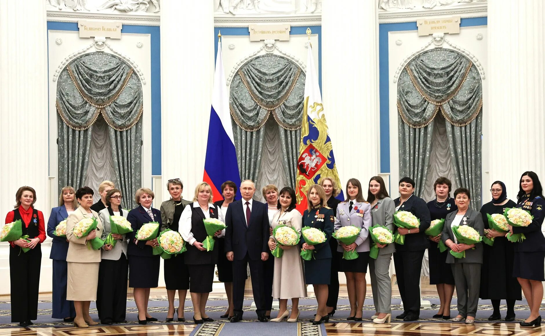 Кого сегодня наградили в кремле список награжденных. Награждение в кремле. награждение женщин в кремле. вручение наград путиным в кремле. зал награждения в кремле.