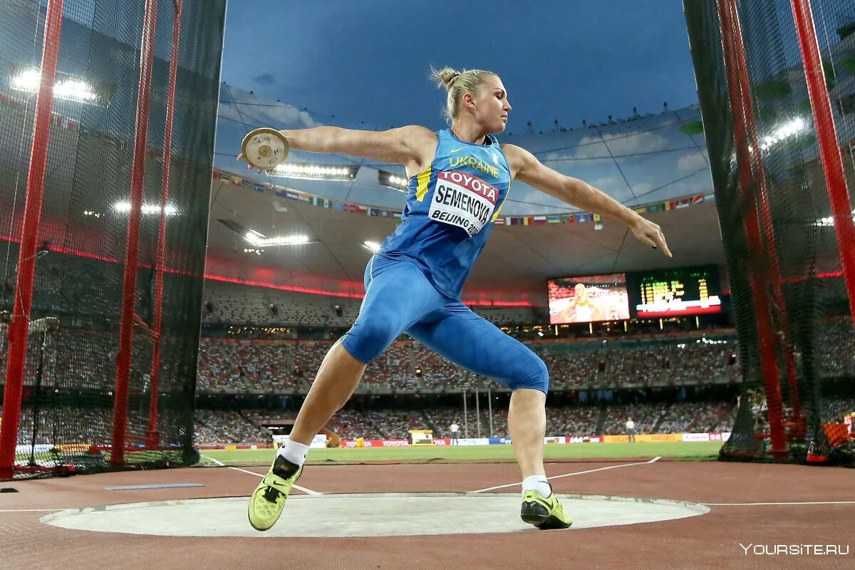 Метание диска в легкой атлетике. Мазуров александр метание диска. Илья шкуренев десятиборье. Метание диска. Discus throw.