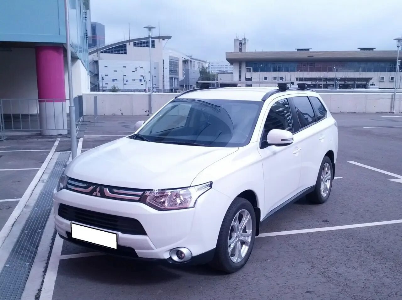 Митсубиси аутлендер 2007-2012. Мицубиси аутлендер 2010. Аутлендер 2 литра сколько. Митсубиси аутлендер хл 2. Mitsubishi outlander xl рестайлинг 2010.