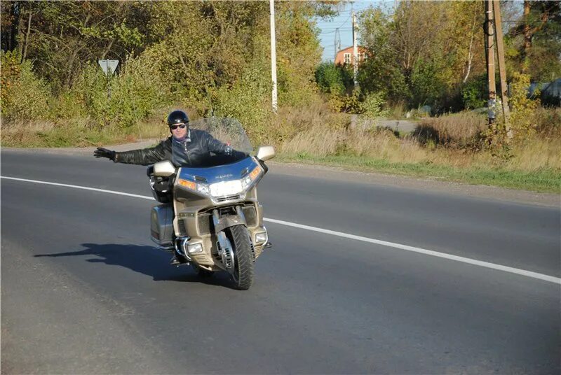 Мотоциклист стрелял. Егорьевские байкеры. Могилы байкеров Егорьевск.