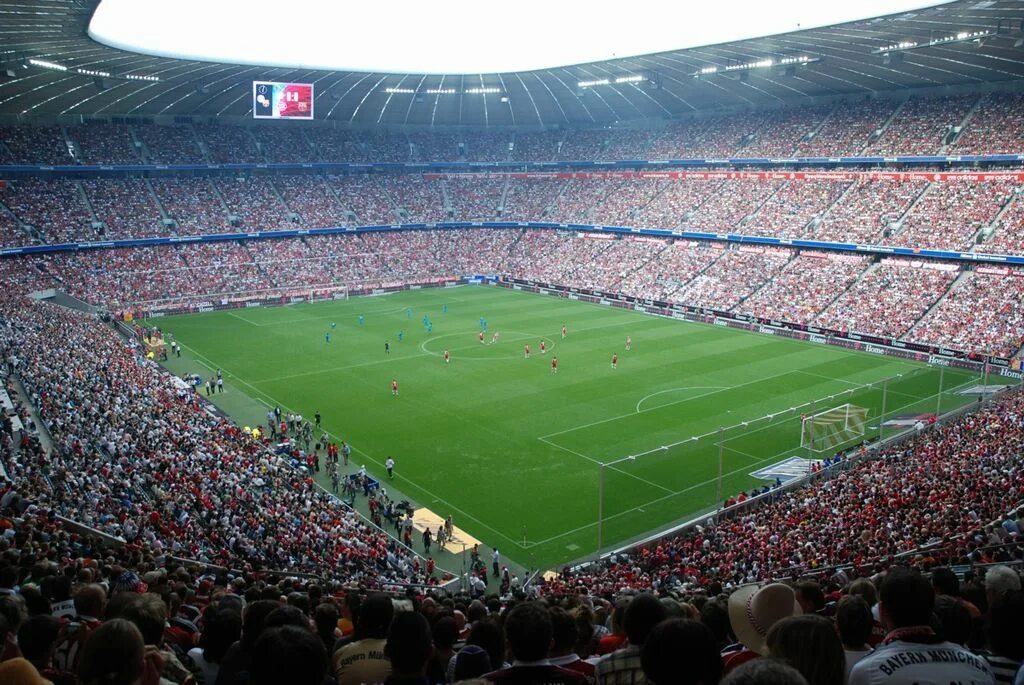 Allianz Arena. Самый посещаемый стадион Германии. Разных стран Арена. Фото изнутри Альянц арены футбольный матч идёт. Arena v