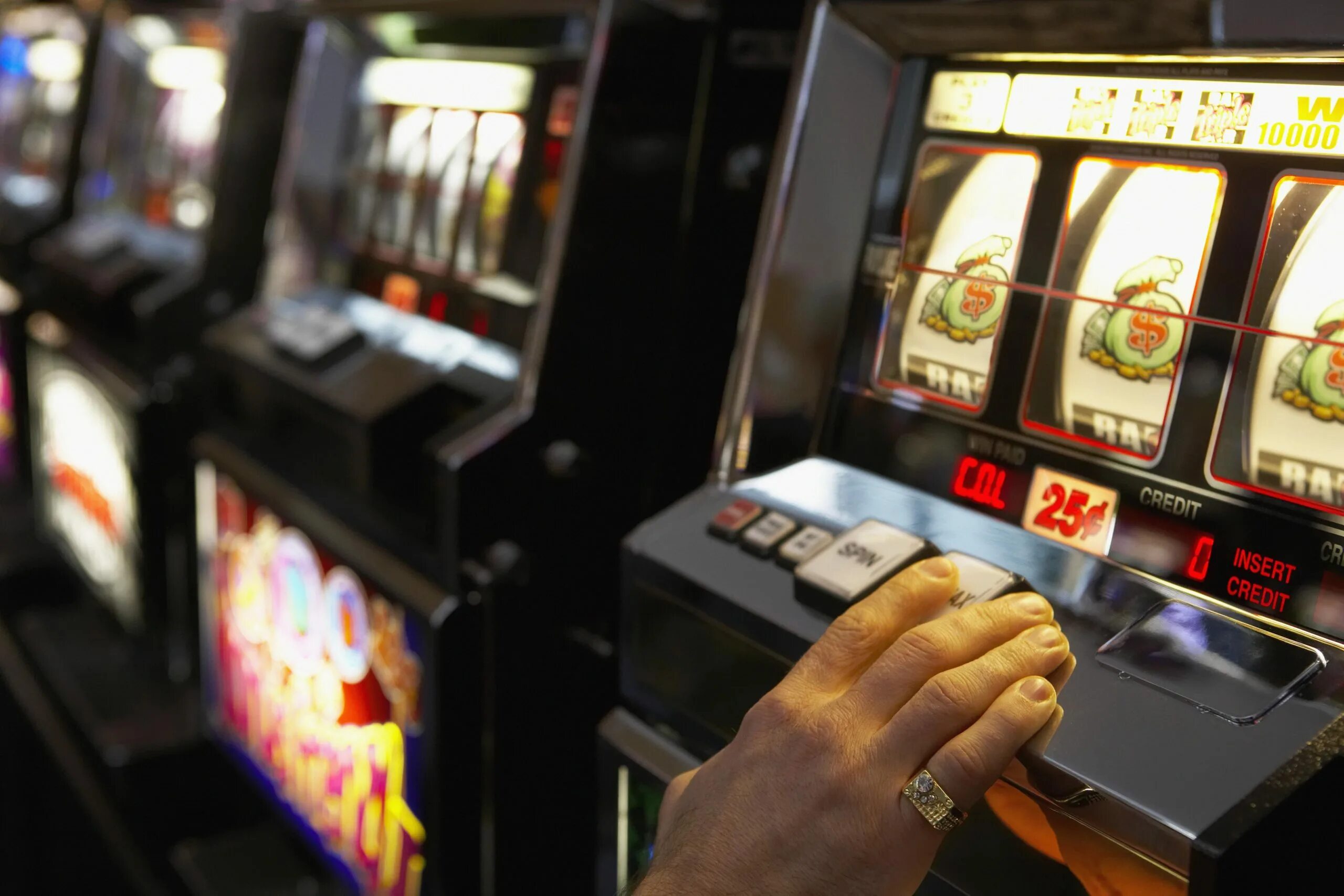 Играть в азартные игры в автомате. Автомат казино. Игровой терминал автомат. Игровые автоматы азарт. Игровой автомат терминальный аппарат.