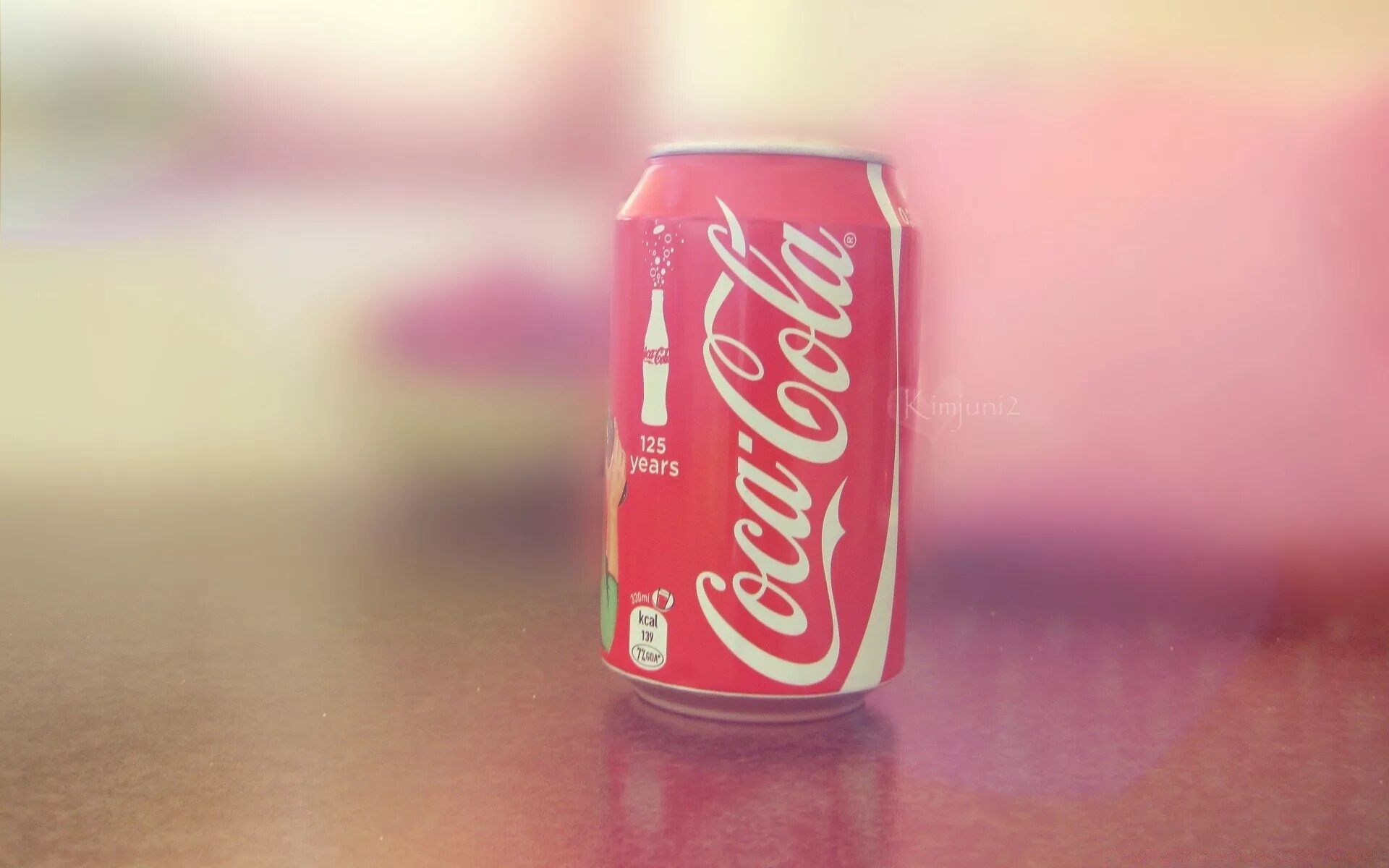 Обои coca cola. Кока кола 80е. Банка колы. Кока кола арт. Кока кола банка.