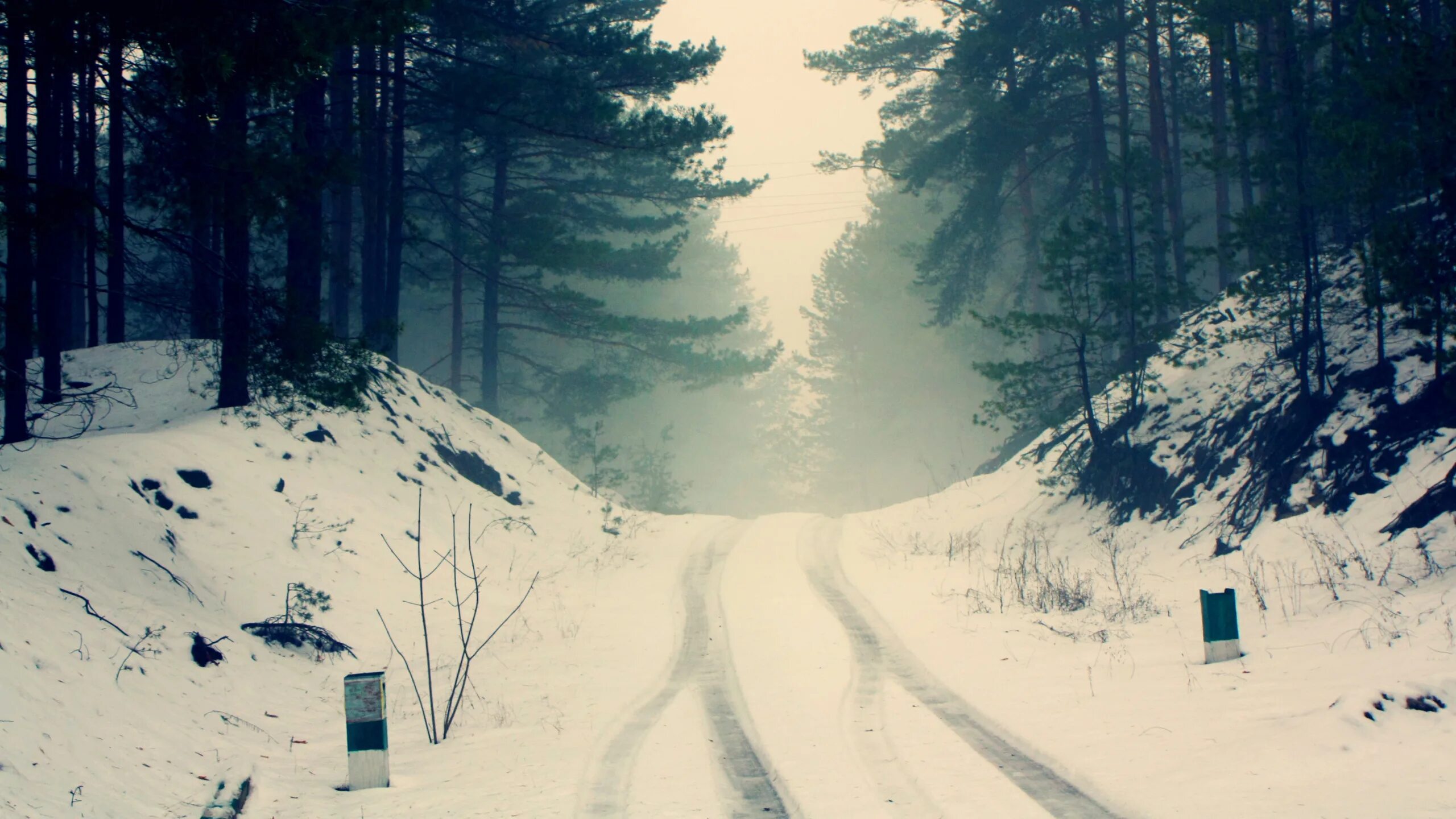 На дороге снег лежит. Снег на дороге. Зимняя дорога в лесу. Зимняя Лесная дорога. Заснеженная дорога.