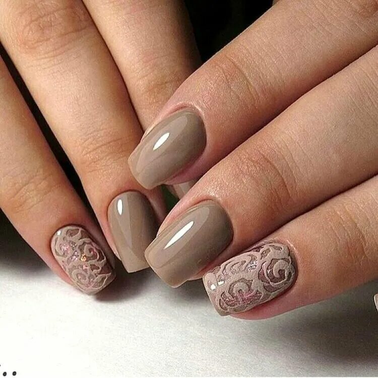 Маникюр кофе с молоком с дизайном. Маникюр кофе с молоком с дизайном. Кофейный маникюр. Маникюр шоколадного цвета. Коричневый маникюр.