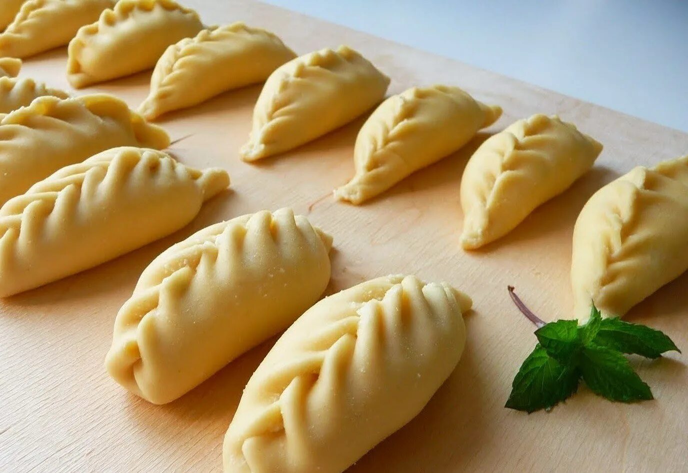 Как залепить пирожки. Круглая форма пирожков. Красиво залепить пирожки. Как залепить пирожки. Лепим пирожки.