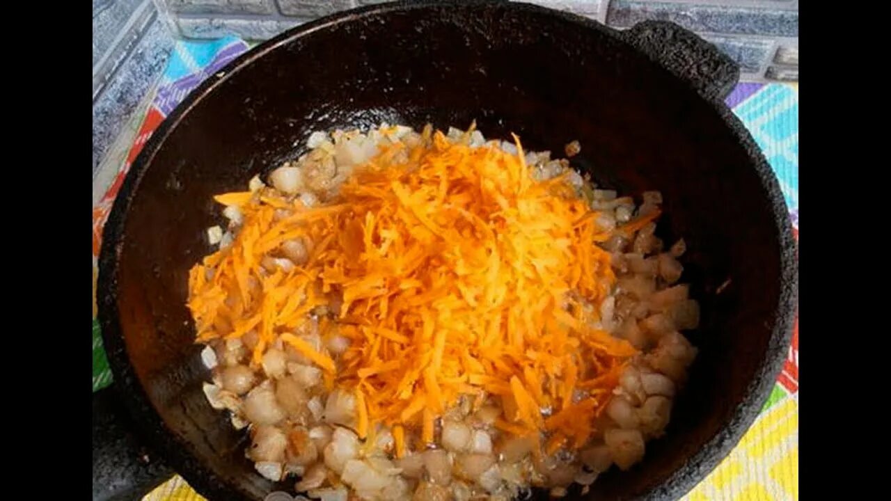 Горошница с курицей. Гороховая каша с сардельками. Горошница с мясом. Гороховая каша с мясом. Гороховая каша с сосисками.