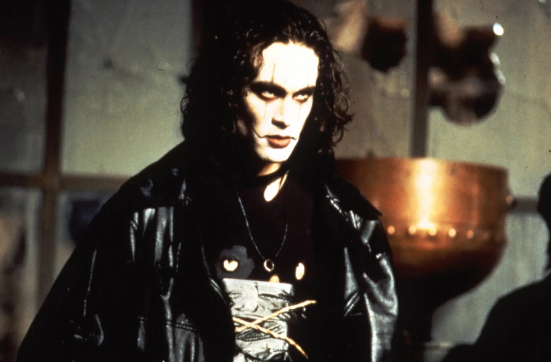 Саундтрек к фильму ворон. Ворон 1994 Брендон. Brandon Lee ворон 1994. Ворон 1994 Брэндон ли.