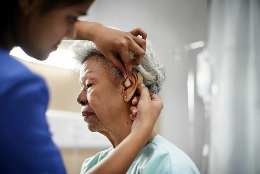 Пациенты с нарушением слуха. Женщина со слуховым аппаратом. Слуховые аппараты для пожилых людей. Глухая женщина.