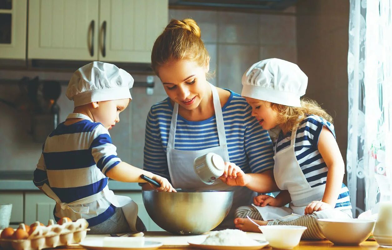 Mommy makes. Кухня для детей. Готовим для детей. Ребенок помогает маме. Дети помогают родителям.