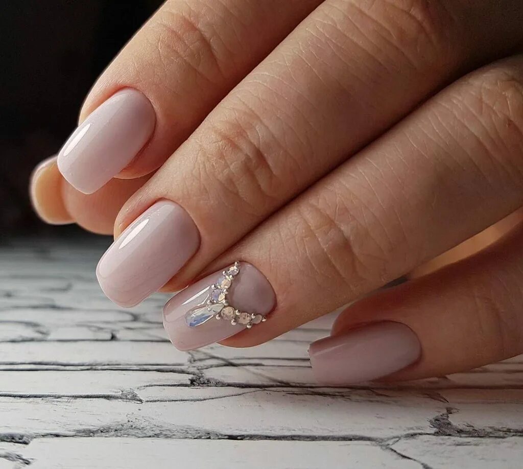 нюдовый маникюр 2022 квадрат. ногти светлые. маникюр на короткие ногти нежные. нюдовый маникюр с дизайном 2022. нежные нюдовые ногти.