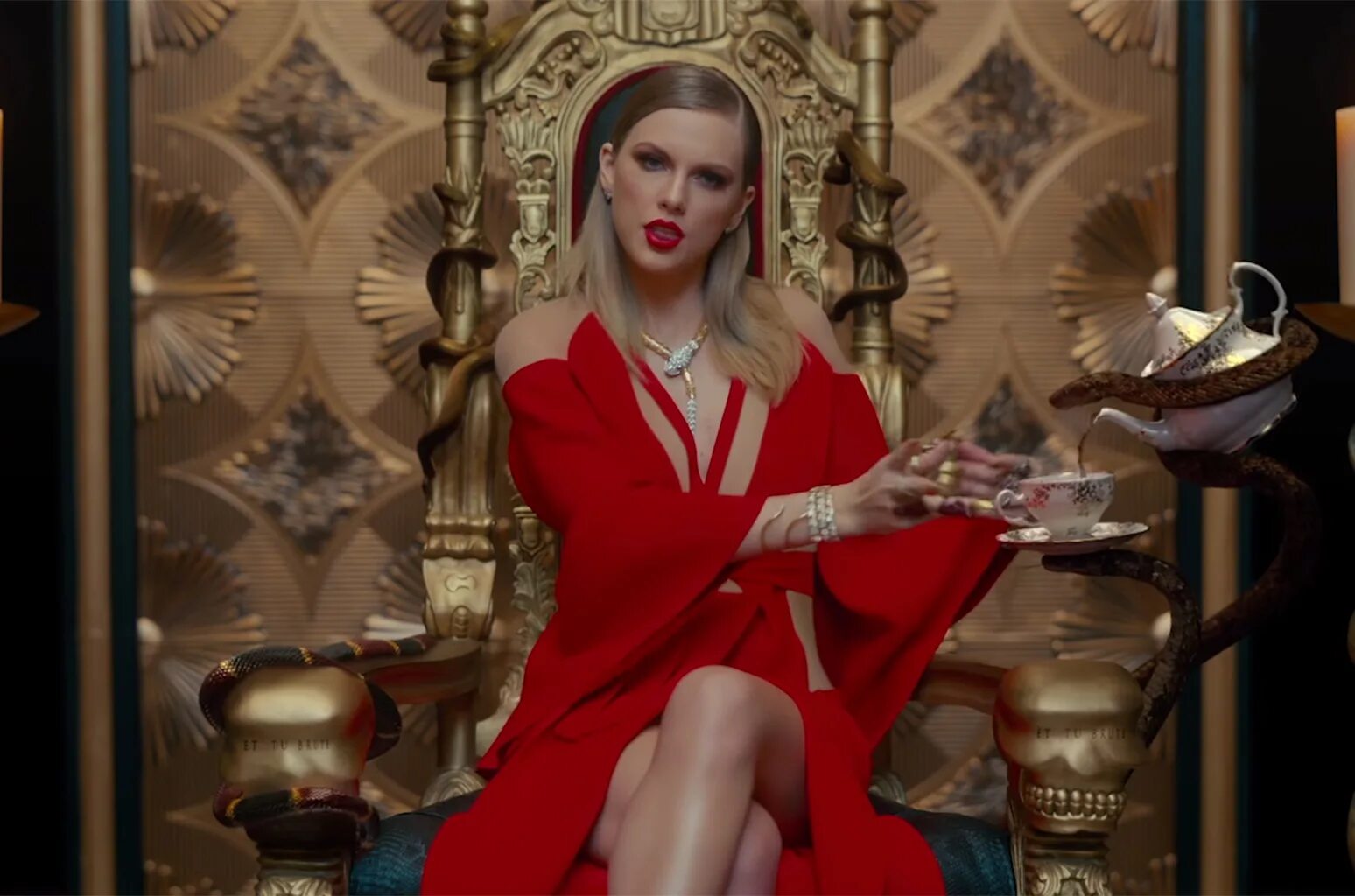 Тейлор свифт look what you make. Тейлор свифт look what you made me. taylor swift look what you made me do queen. клип с девушкой на троне. taylor swift look what you made me do змея.