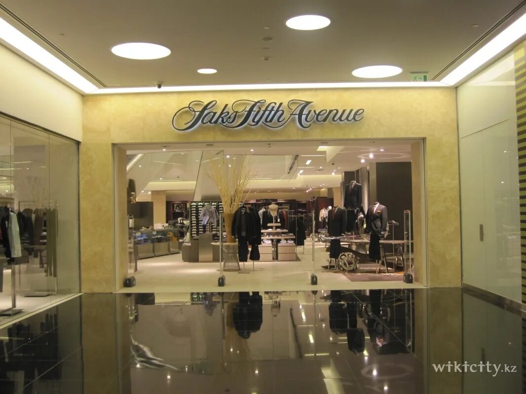 Saks fifth. Saks Fifth Avenue Алматы. Проспект Авеню. Авеню Плаза ТЦ. Saks Fifth Avenue Алматы Дольче Габбана.