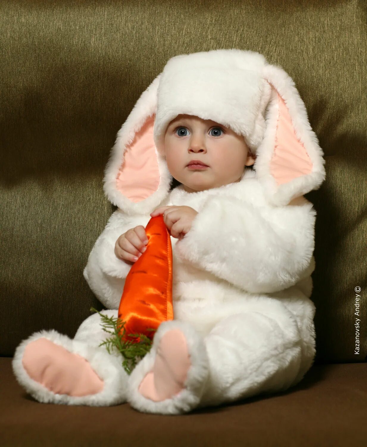 Девочка в костюме зайки. Костюм зайчика для малыша. Дети в костюмах. Ребёнок в костюме зайчика. Маленькая девочка в шубе.