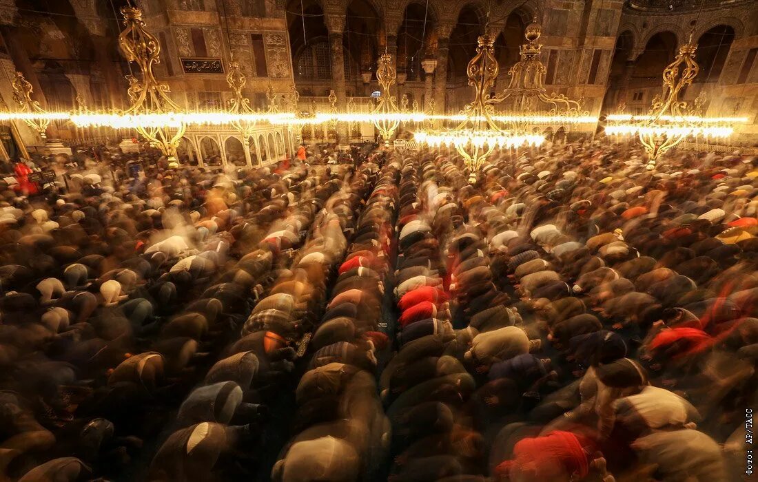Рамадан конец. Ураза-байрам 2022 Москва. Мусульмане молятся в мечети. Праздник мусульман в Москве.