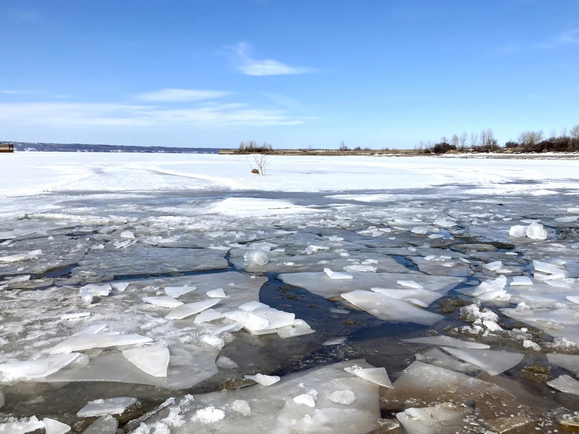 В связи с потеплением. Выход на лед. Весенний лед. Тонкий лёд на реке. Выход на лед опасен.