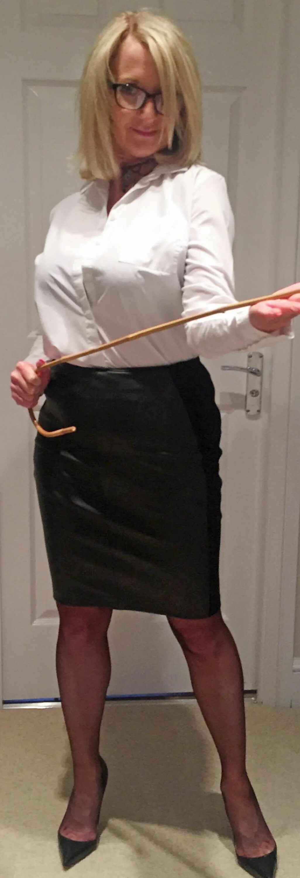 Strict lady mother. Феминизированный мужчина в платье. Feet. Голди блэр. Strict wife.