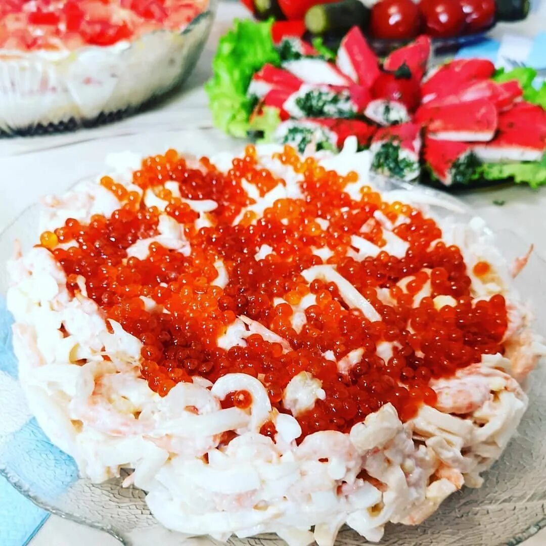 Салат с крабовой палочкой и икрф. Салат с красной рыбой и красной икрой. Салат с икрой. Салат с икрой и крабовыми палочками. Салат с красной икрой.