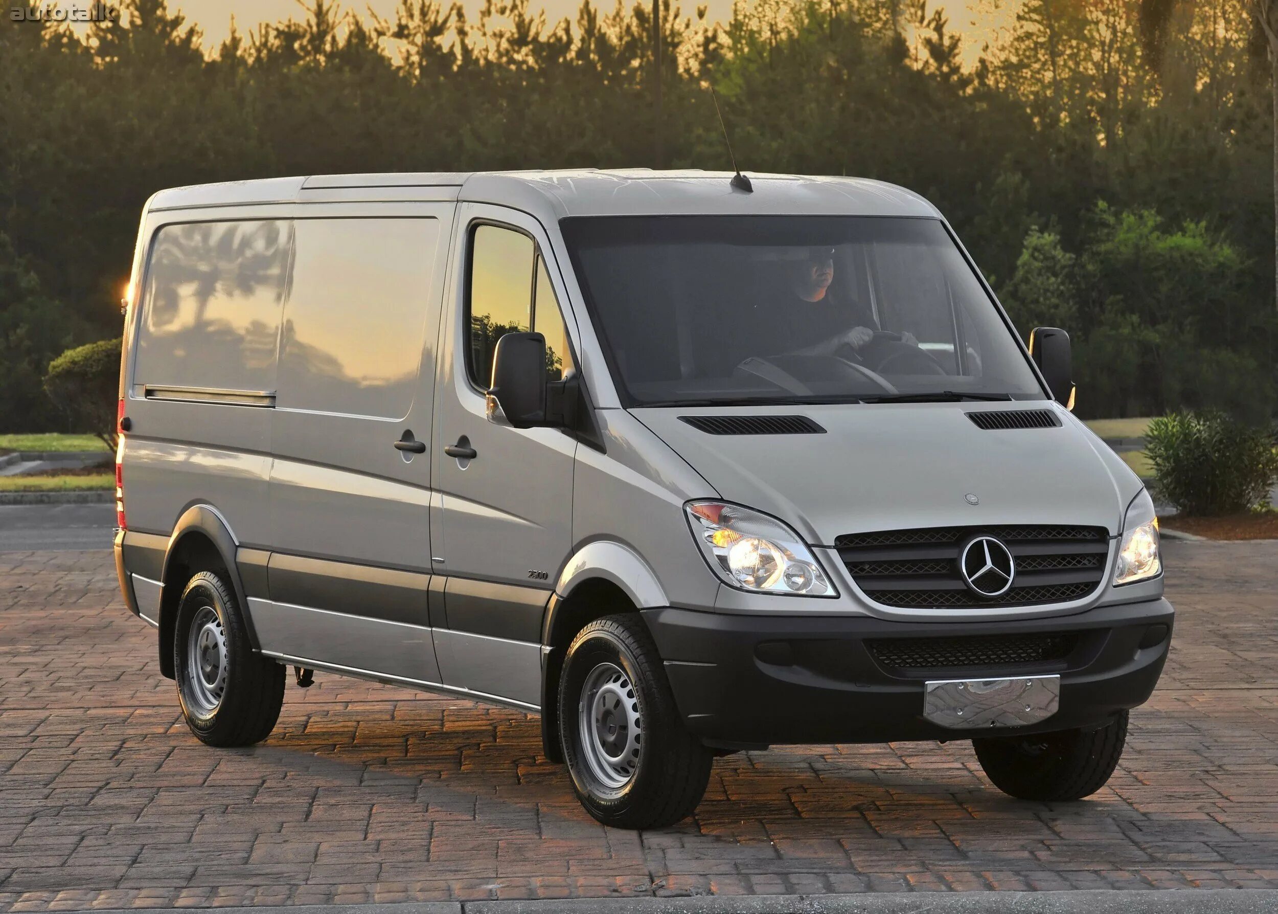 Что такое спринтер. Mercedes-Benz Sprinter. Mercedes-Benz Sprinter 2010. Мерседес-Бенц Спринтер 4х4. Мерседес Спринтер 4х4 грузовой.