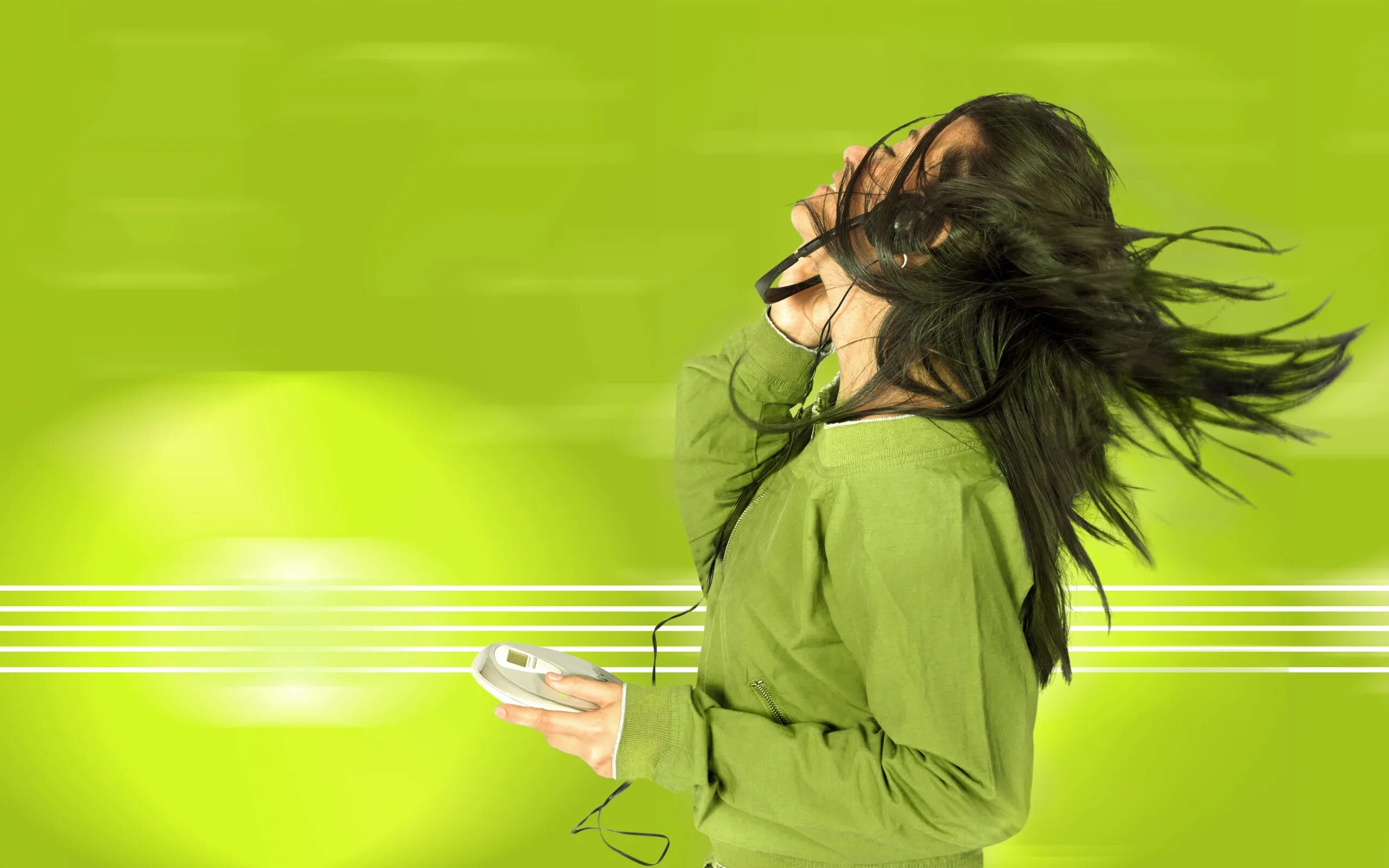 Музыка женщина дня. Девушка в наушниках танцует. Женщина на зеленом фоне. Девушка в зеленом. Обои на рабочий стол девушка в наушниках.