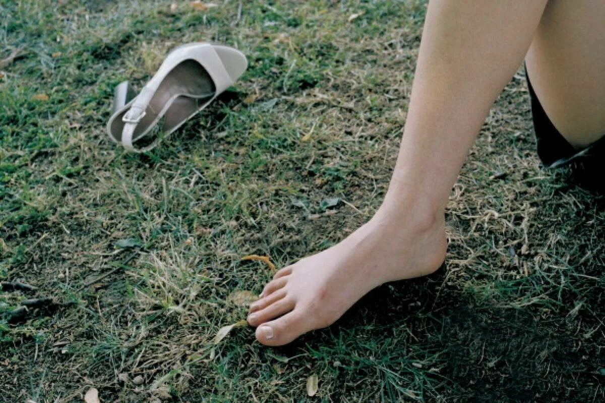 босоногая катя. красивые женские ножки босиком. хождение босиком. ноги на цыпочках. перемотка босиком.