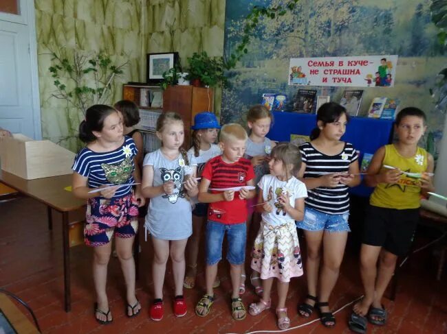 Многодетный папа с детьми. Семья в куче не страшные. Много детей. Много детей в семье. Классный час на тему семья и семейные ценности.