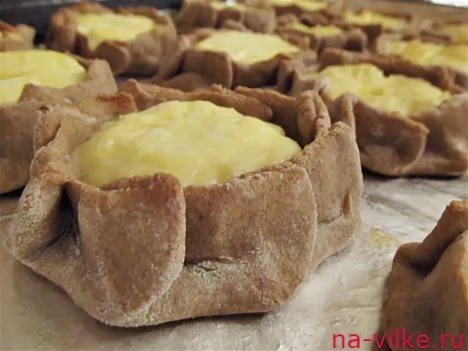 Калитка булочка карельская. Калитка карельская выпечка. Карельские ржаные калитки. Выпечка калитки с картошкой. Калитки преснушки.