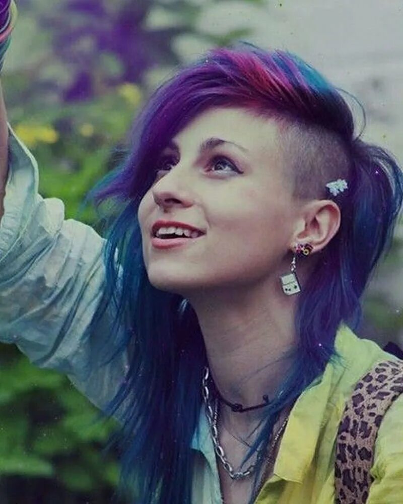 Стрижка с выбритым боком. Пикси андеркат каре. Выбритый висок на длинные волосы. Волосы с выбритым виском у девушки. Выбритые виски у девушек.