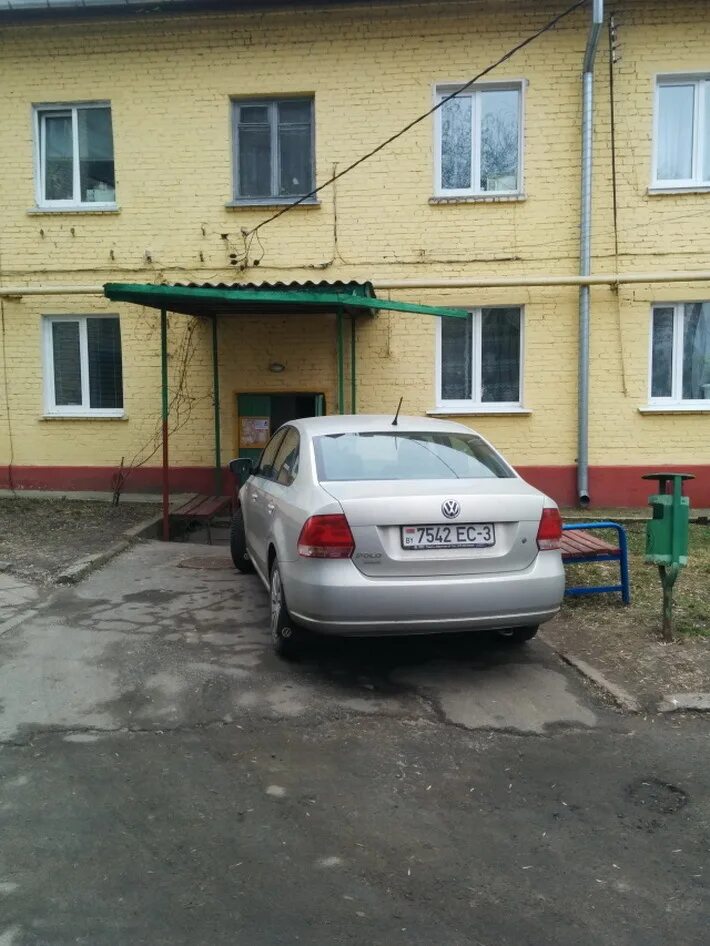 Машина около подъезда. Машина перед подъездом. Машина перед подъездом. Автомобиль во дворе. Можно ли ставить машину у подъезда.