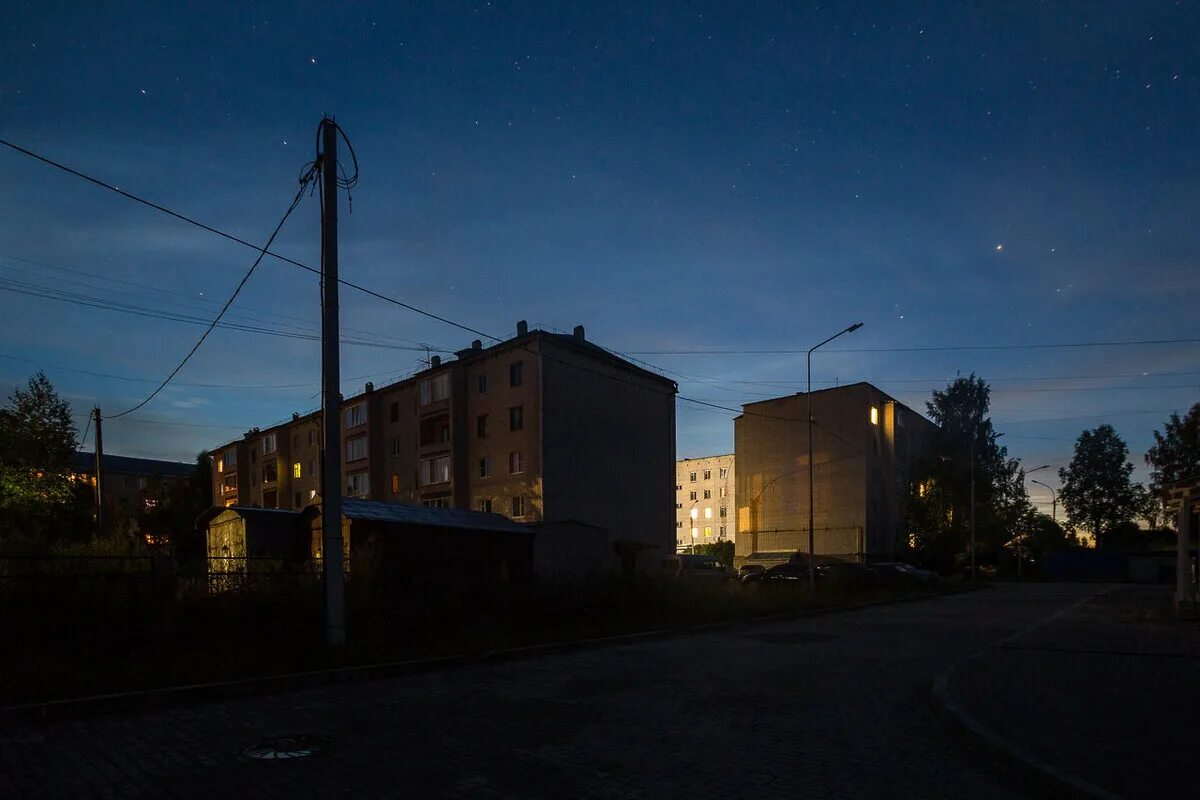 Недвижимые звезды. Окраина города. Окраина города ночью. Городские окраины. Окраины городов России.