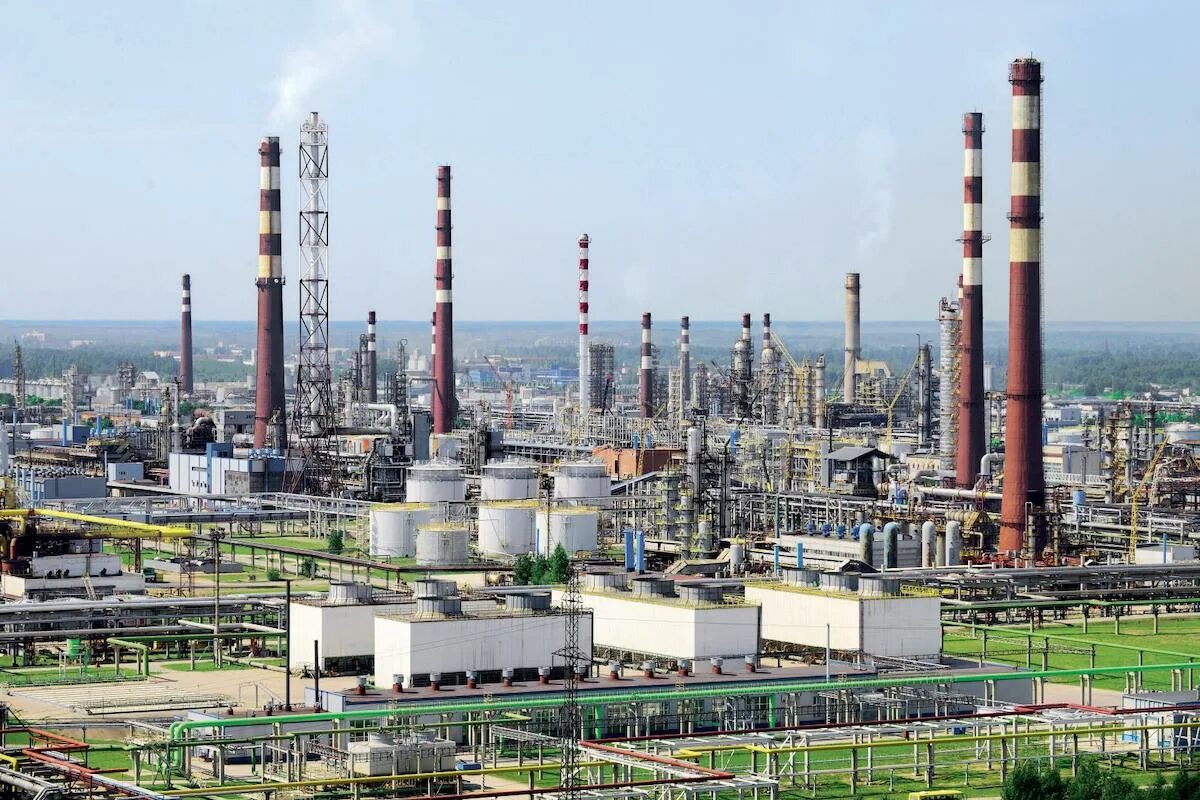 Завод кинеф кириши. Завод кинеф кириши. Нефтеперерабатывающего pfdjl rbhbib. Завод спб и ло. Промышленный город.