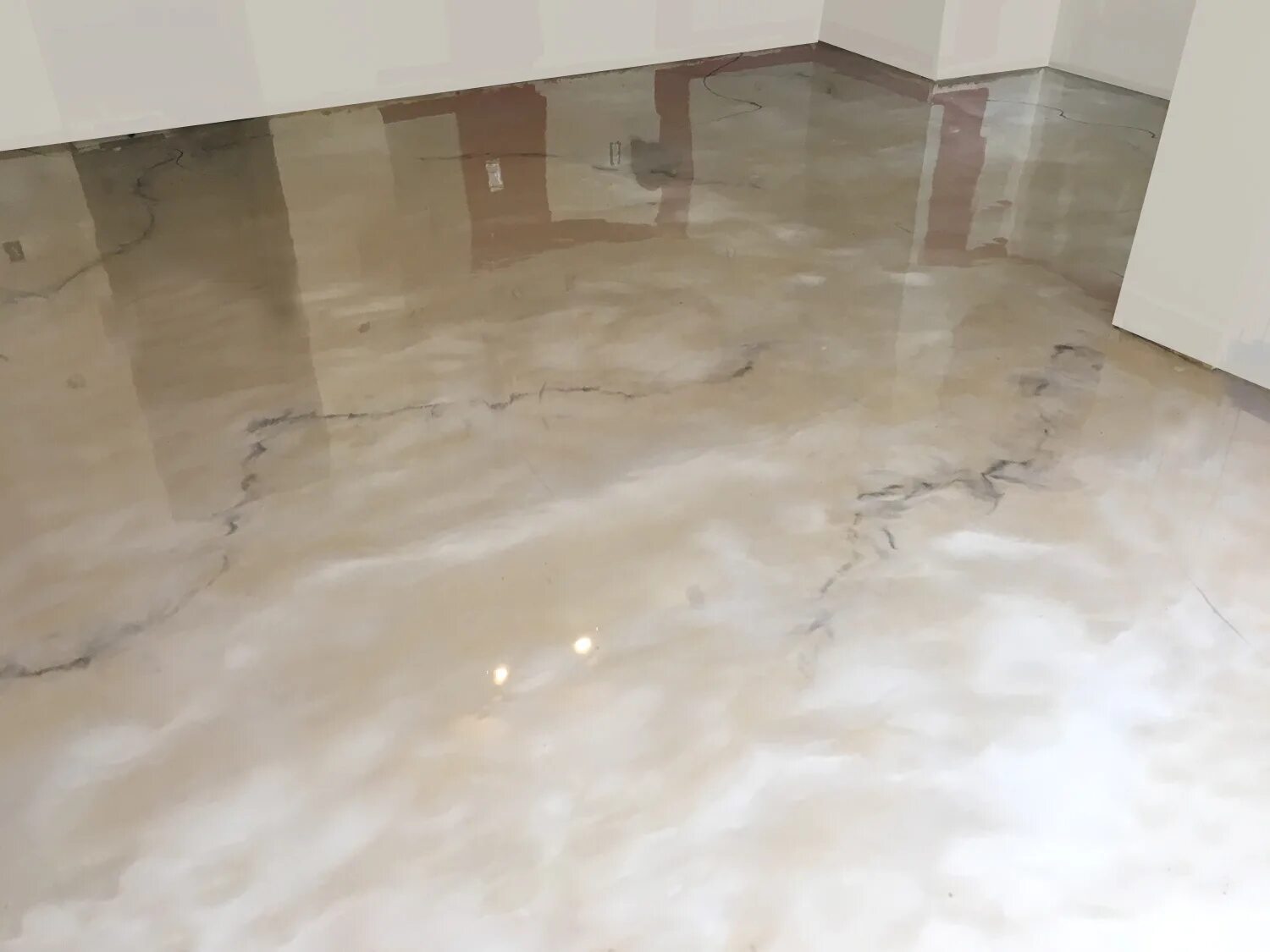 залитый мрамор. полы бетонные шлифованные под мрамор. залитый мрамор. мраморная столешница из эпоксидной смолы. эпоксидный пол под мрамор.