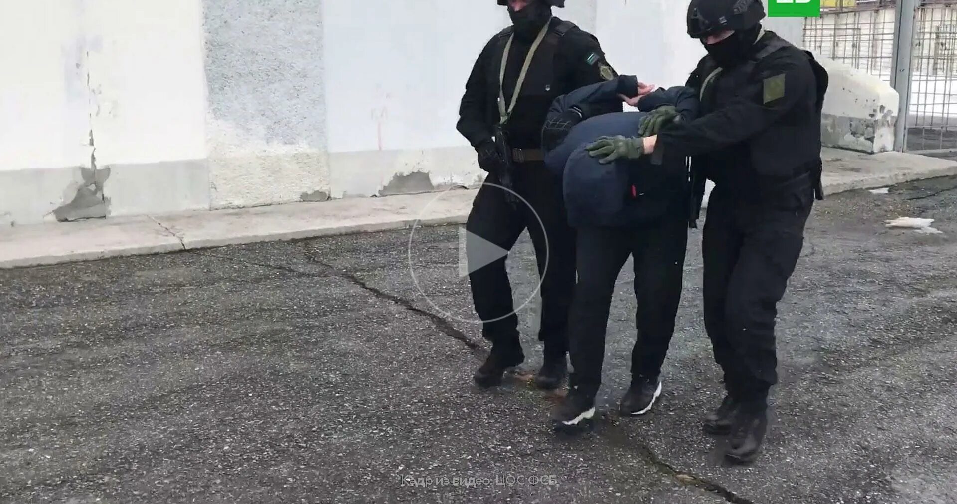 Оперативная съемка фсб задержание. Задержание фсб в квартире. Сторонники спецоперации. Фсб задержание террористов. Фсб задерживает террористов.