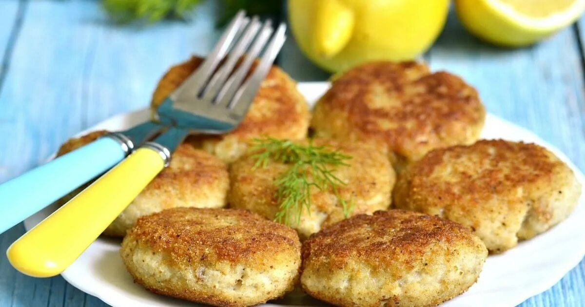 Котлеты из картофельного пюре в панировке. Котлеты. биточки рыбные. котлеты с сыром. куриные котлеты.