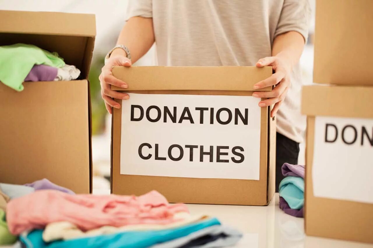 Доната одежда. Пожертвование одежды. Donation clothes. Charity clothes. Charity shop картинки.