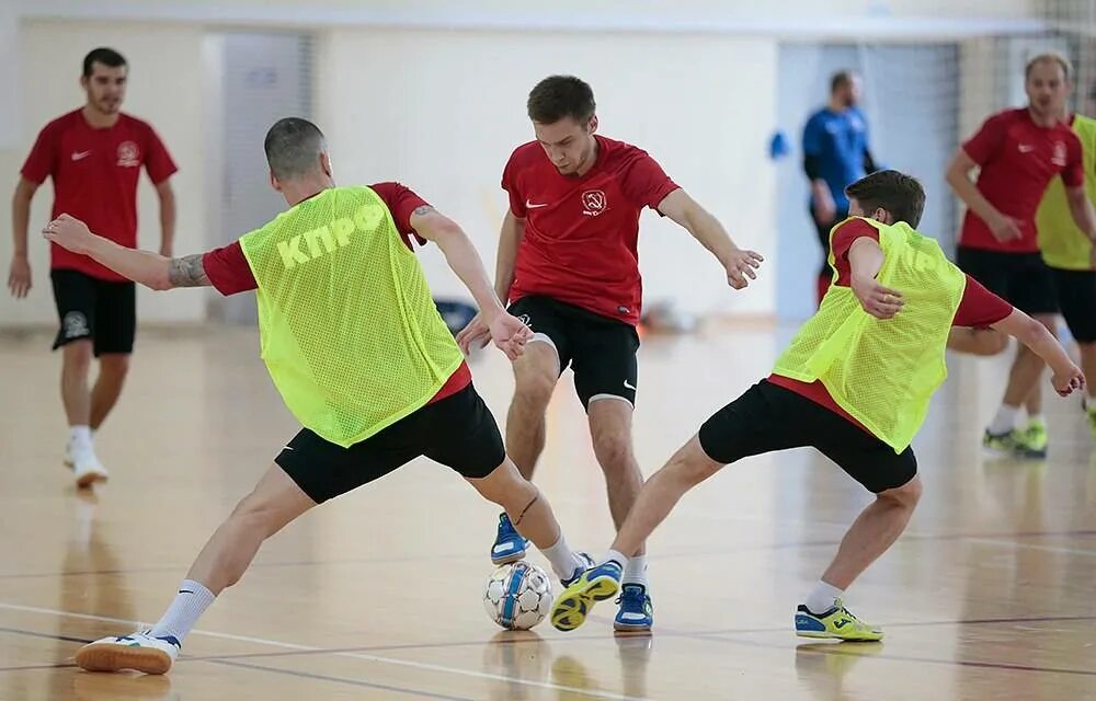 Тренировки по мини футболу в зале. Тренировка МФК КПРФ. Тренировка мини футбол. Тренировка по мини футболу. Футзал тренировка.