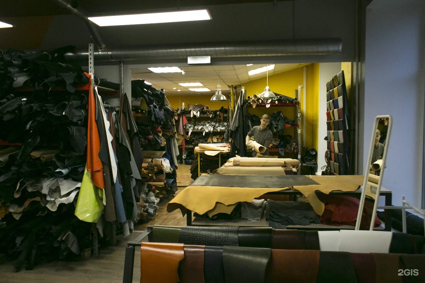 магазин одежды луивитон. ломаная улица 11 кожа. луи витон магазины одежды. ломаная улица магазин кожи. магазин кожи спб сток.