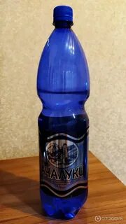 Минеральная вода в синей бутылке