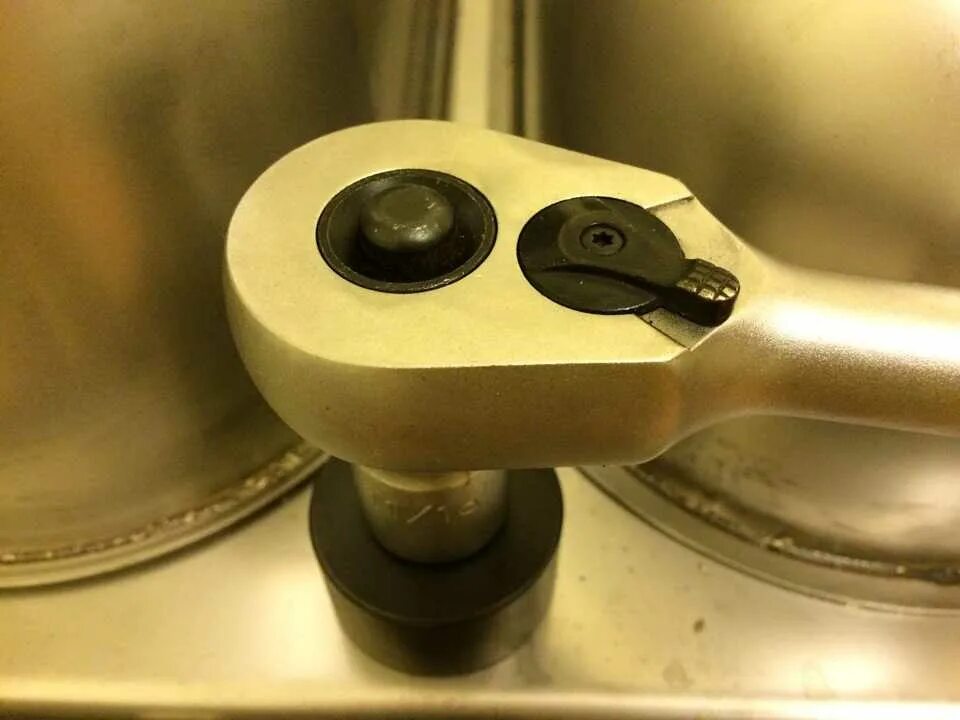 Просекатель kwb 5256-00. Просекатель 35 мм отверстие в металлической мойке. Пробойник под смеситель 35мм. Сверление отверстия в мойке из нержавейки под смеситель. Вздулась краска под ручками гольф 6.