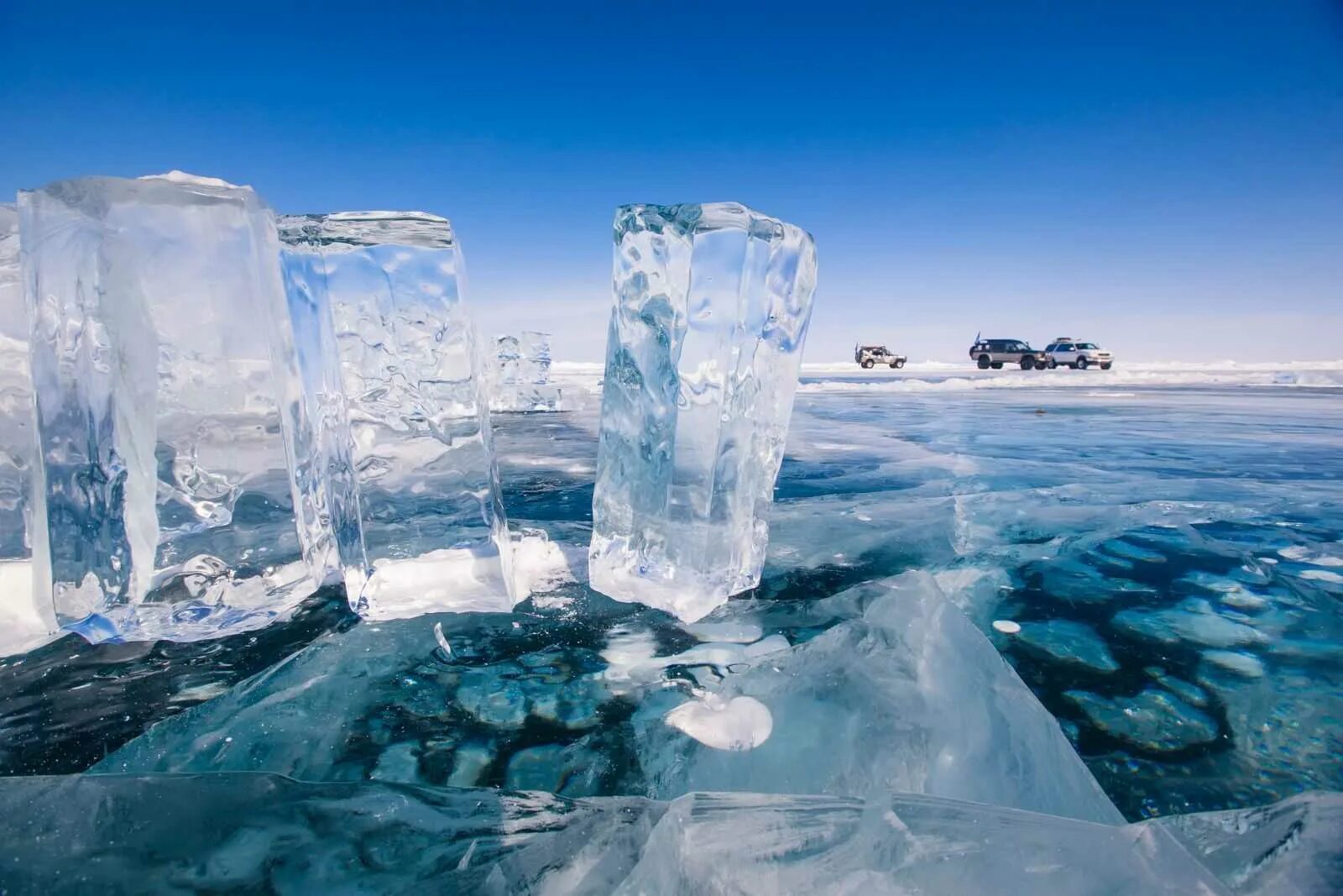 Лед в воде задача. Лед Байкала. Озеро Байкал лед. Айс Лейкс. Голубые глыбы Байкал.