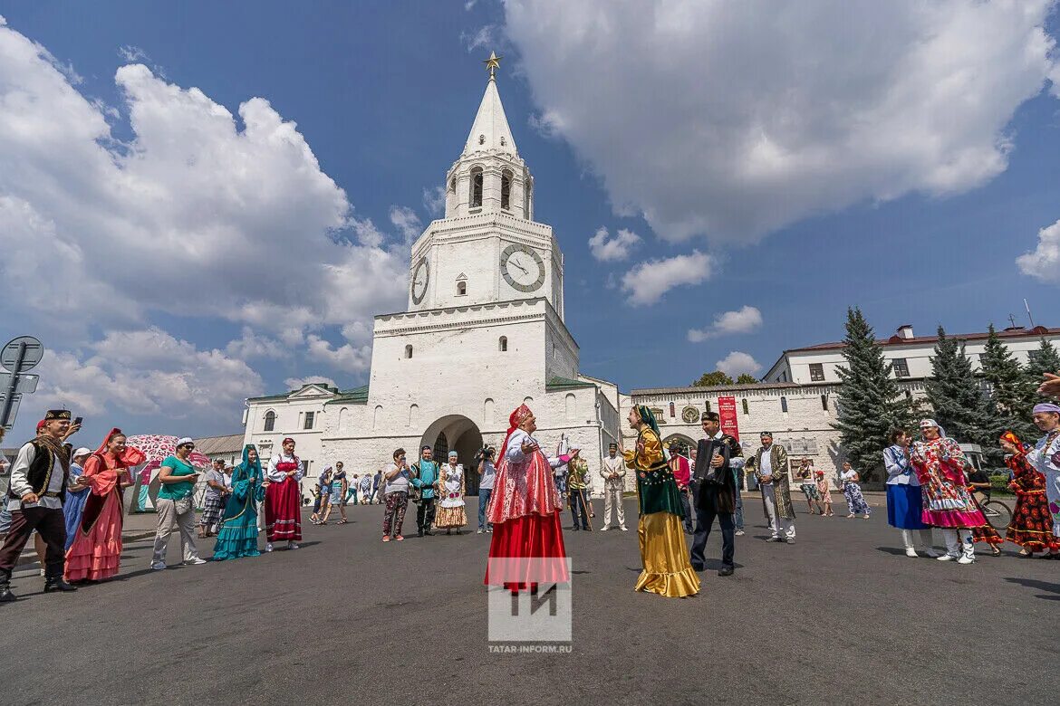 Казань сколько детей. Праздничные представления в Казанском Кремле. Казань праздник. Казань гуляния. Сабантуй в Кремле Казань.