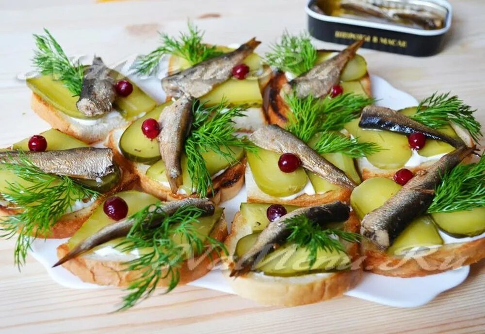 Чиабатта со шпротами. Анастасия скрипкина бутерброды со шпротами. Конвертики со шпротами на праздничный стол. Необычные бутерброды со шпротами. Кулечки со шпротами.