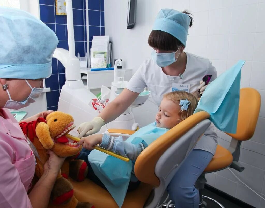 Как лечат зубы в год ребенку. Стоматолог для новорожденных. стоматология дети 2 года. грудничок у стоматолога. ребенок 6 лет стоматология.