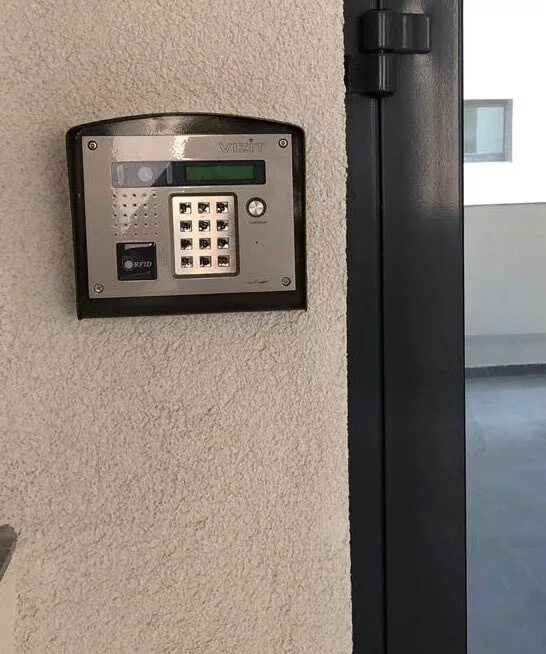 Установка домофона в подъезде многоквартирного дома. Домофоны в подъезд п44т. многоквартирный видеодомофон для подъезда. дверь в подъезд видеодомофон. скуд в подъезде.