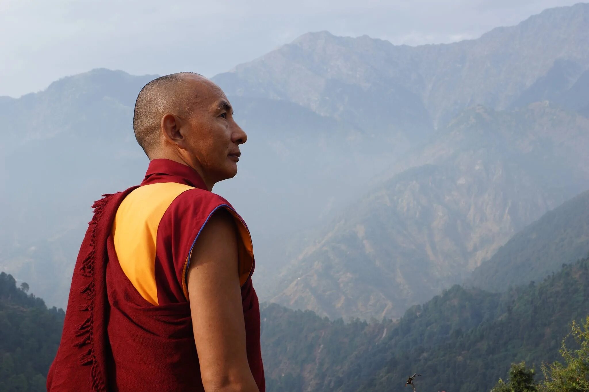гималаи монахи. буддист на природе. тибет монахи. сивана гималаи монахи. желтошапочники тибет.