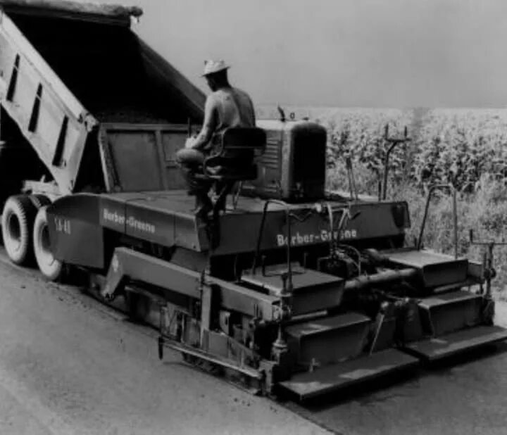 Первая строительная техника. Асфальтоукладчик 1930. Асфальтоукладчик д-150. Асфальтоукладчик старый.