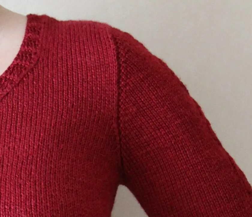 Вязание вытачек в реглане сверху. Реглан незаметно. Линия реглана из 3 петель. Регланная линия ёлочка спицами. Реглан погон.