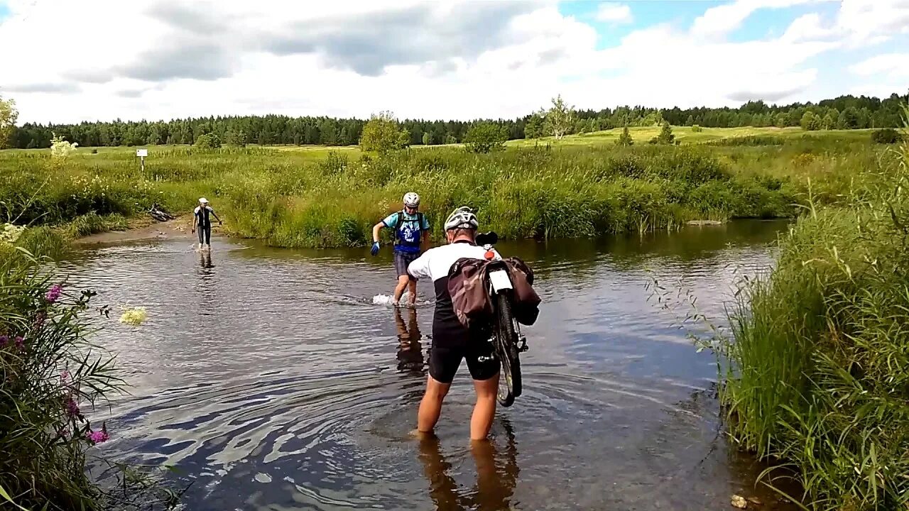 Человек шел через реку. Река Багаряк. Брод через реку Айгулак. Верхнемакарово брод. Брод через реку Кизинчи.